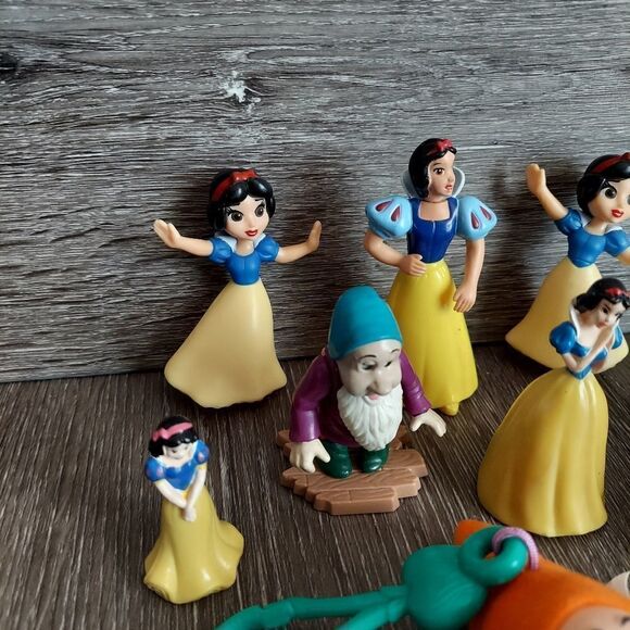 Disney Snow White Toy Figure Bundle - 8 Pieces - Picture 2 of 4